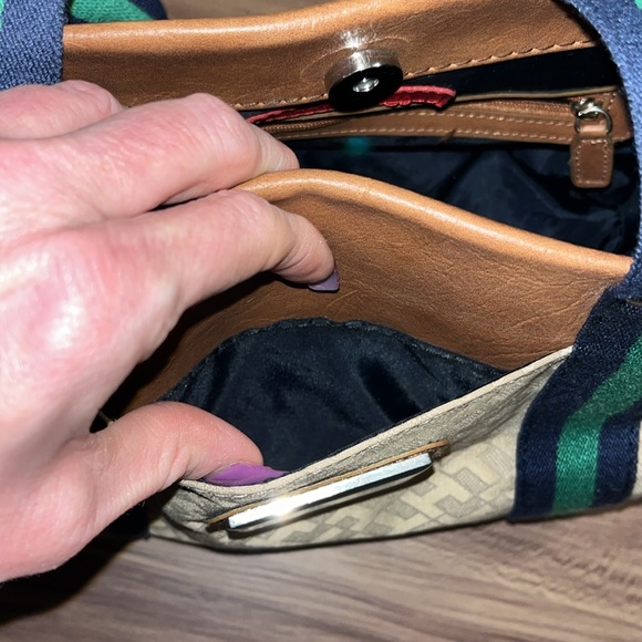 TOMMY HILFIGER MONOGRAM GREEN AND NAVY STRIPE PURSE - Picture 10 of 16